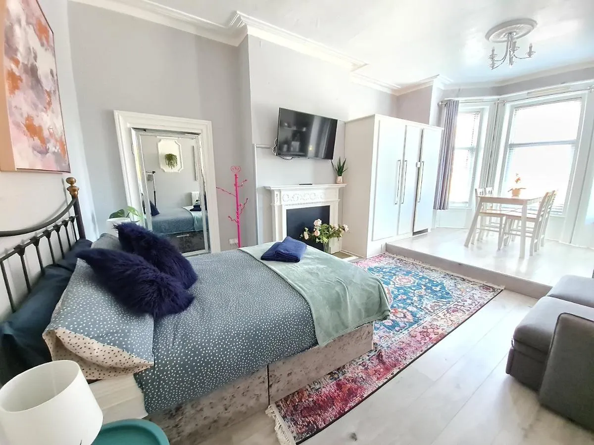 Colourful Studio - West Cliff Location - Stones Throw From The Beach! Apartment Bournemouth
