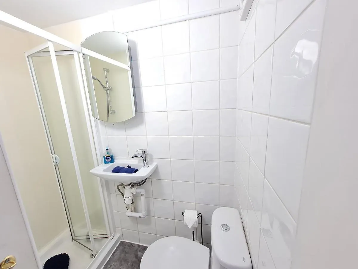 Colourful Studio - West Cliff Location - Stones Throw From The Beach! Apartman Bournemouth