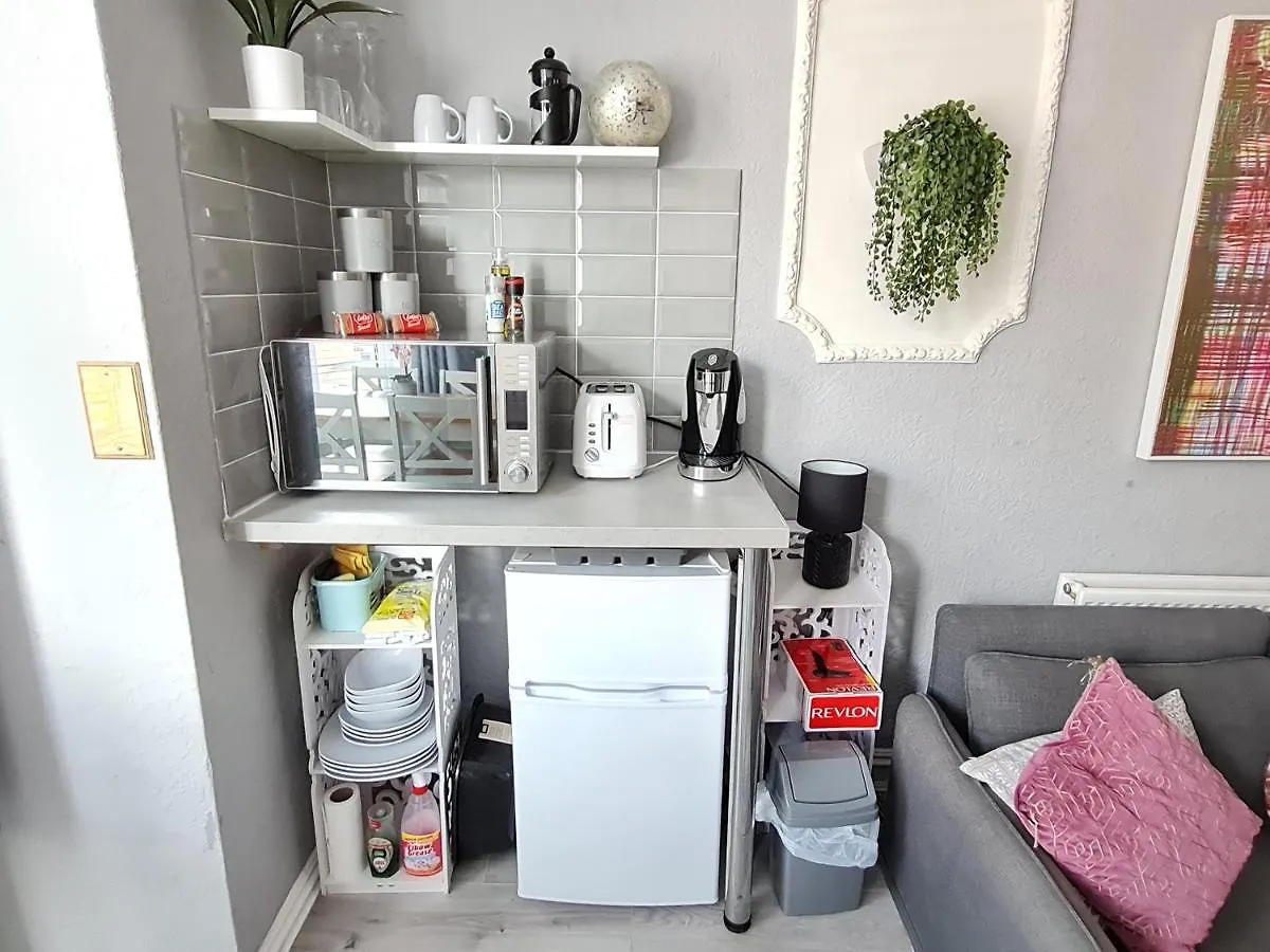 Colourful Studio - West Cliff Location - Stones Throw From The Beach! Apartman Bournemouth Egyesült Királyság